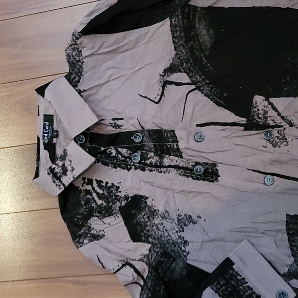 Nwt RED CORAL graphic print collar top - Picture 4 of 5